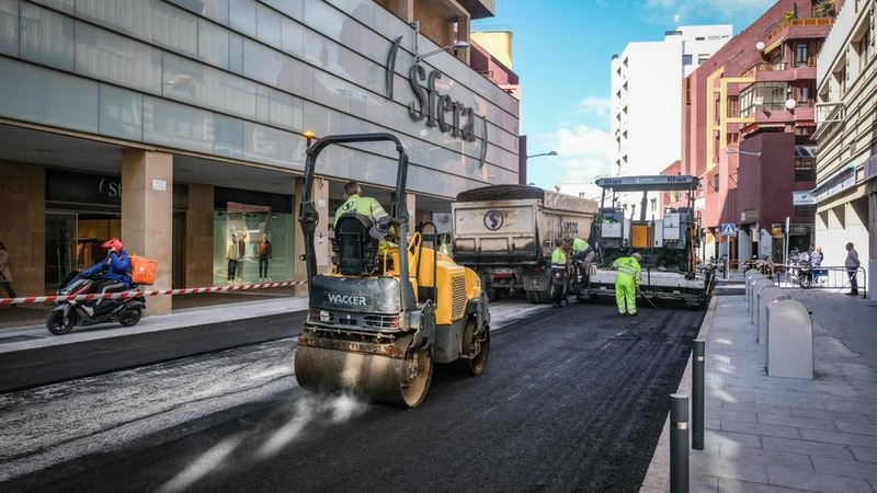 El Ayuntamiento retoma esta semana la campaña de asfaltado y aglomerado en diferentes calles de la ciudad