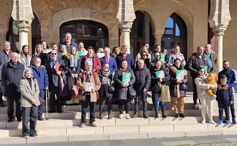 La Junta entrega las llaves de 40 viviendas públicas en Badajoz, la mitad cedidas a Cáritas