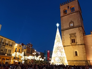 La Navidad se acerca: Badajoz decora sus calles con iluminación y ornamentación navideña