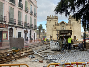Nueva reordenación provisional del tráfico en el entorno de la Plaza Reyes Católicos con motivo de las obras 