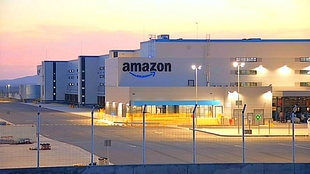 El consejero de Economía y el alcalde de Badajoz esperan que Amazon tome una decisión 
