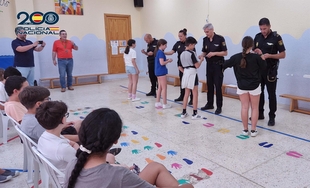 Agentes de Policía Nacional de la Comisaría Provincial de Badajoz han entregado carnés de 'Ciberexpert@s' a 225 alumnos de diversos centros escolares 