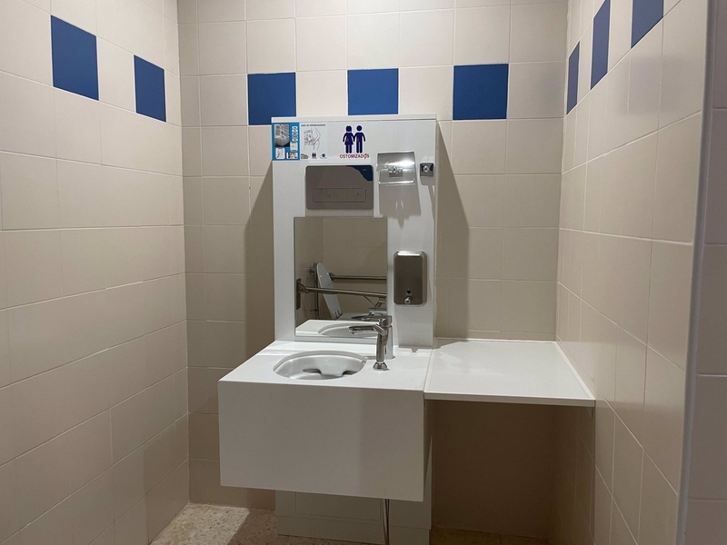 -El Hospital Universitario instala el primer baño adaptado para pacientes ostomizados