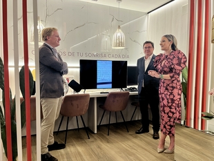 El consejero Santamaría destaca la innovación y el compromiso empresarial en el XX Aniversario del Centro Ortodoncista Carmen Pérez