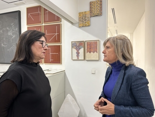 Victoria Bazaga visita la Galería Ángeles Baños y destaca su papel en la difusión del arte contemporáneo y apoyo a jóvenes talentos