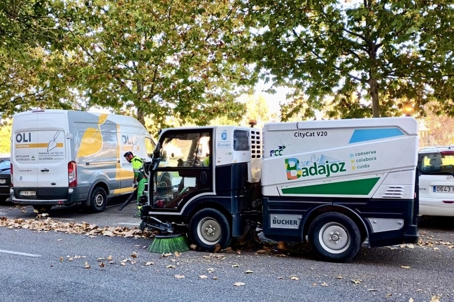 El Servicio de Limpieza Viaria recoge 5 toneladas diarias de hoja seca