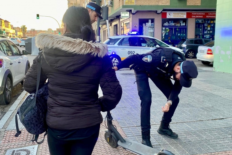 La Policía Local de Badajoz informa a conductores de VMP sobre la nueva normativa estatal