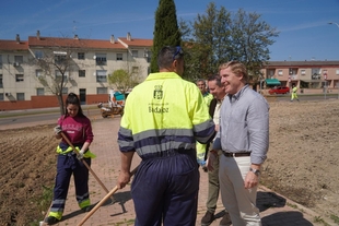 El alcalde Ignacio Gragera visita el ajardinamiento en Cerro de Reyes con AEPSA
