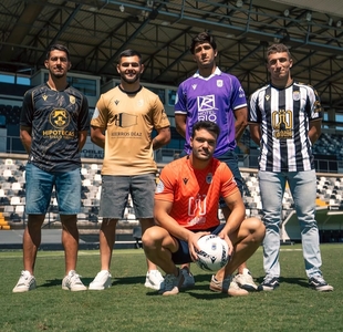 El CD Badajoz presenta sus nuevas equipaiones con toques dorados