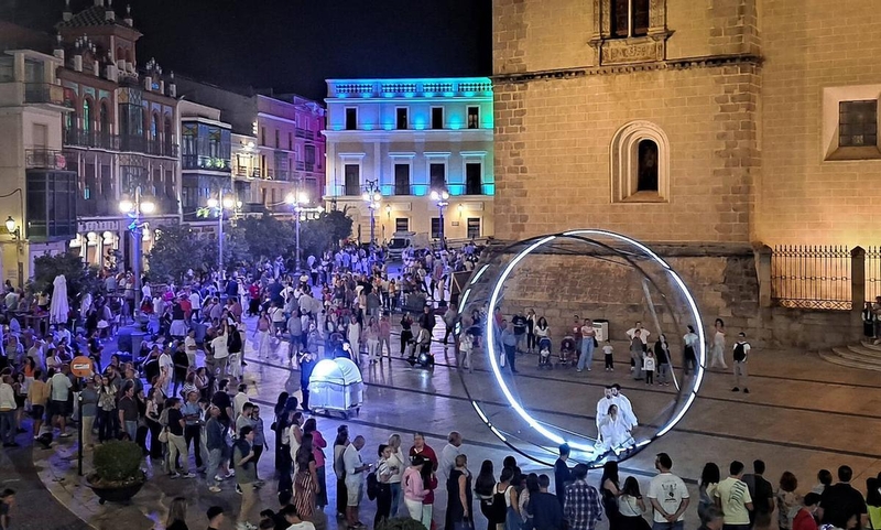 Badajoz apaga las luces del día para encender una noche de cultura