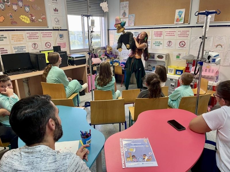 La Concejalía de Juventud organiza la actividad 'Cuentos Mágicos' en el Hospital Materno Infantil